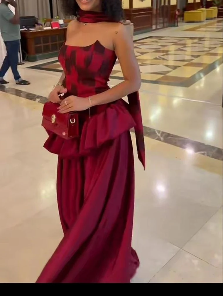 Cliente en robe bordeaux à basque