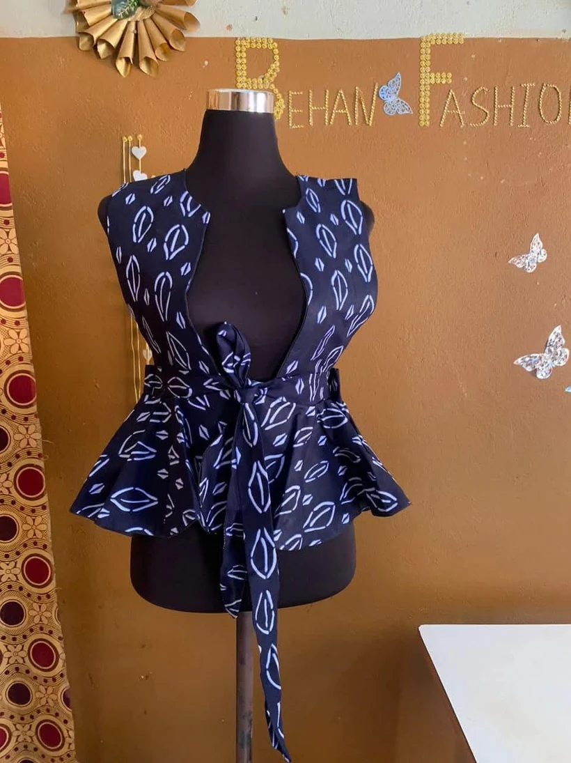 Basque bleue à motifs, nouée à la taille
